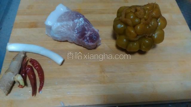 准备猪后腿肉，榨菜，葱，姜，辣椒