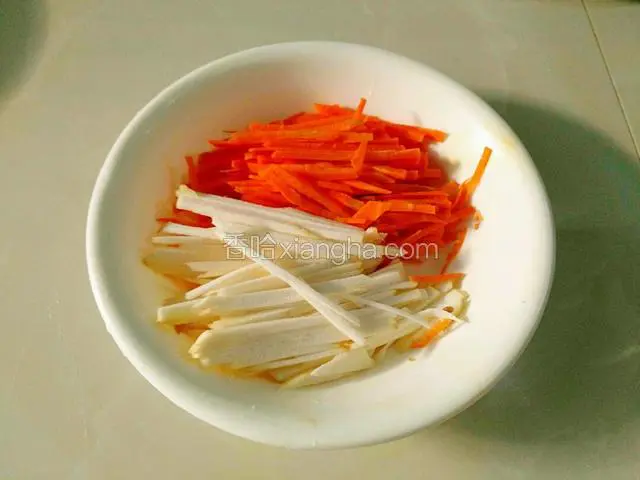 胡萝卜，芋头切丝备用。