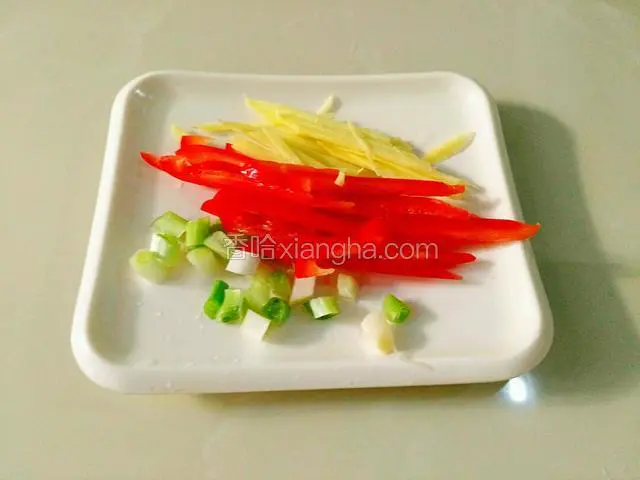 红柿子椒，姜切丝，葱切葱花。