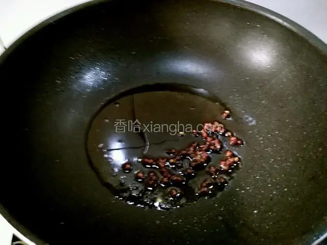 下一步，准备热锅，倒入适量食用油，油热下入花椒粒炒香。