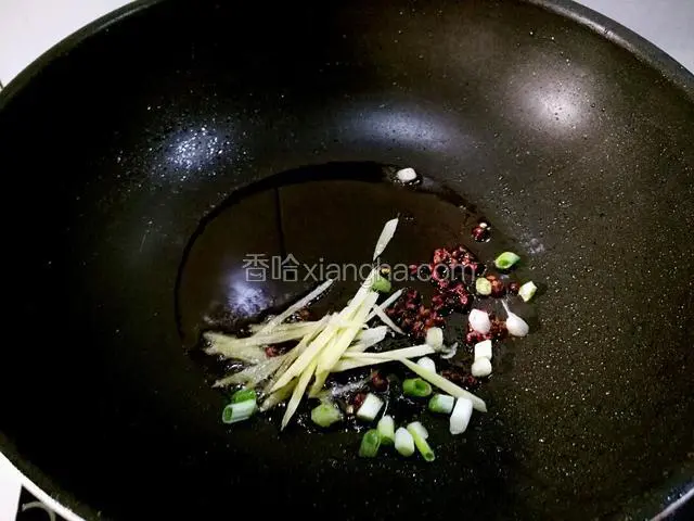 接着下姜丝，葱花煸炒出味。