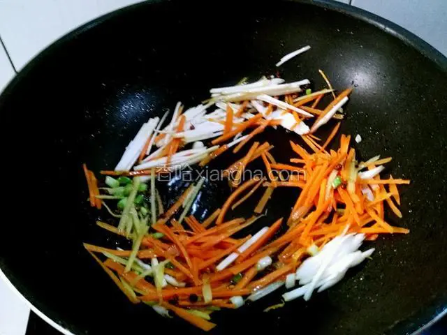 把胡萝卜丝，芋头丝一起倒锅里大火煸炒。