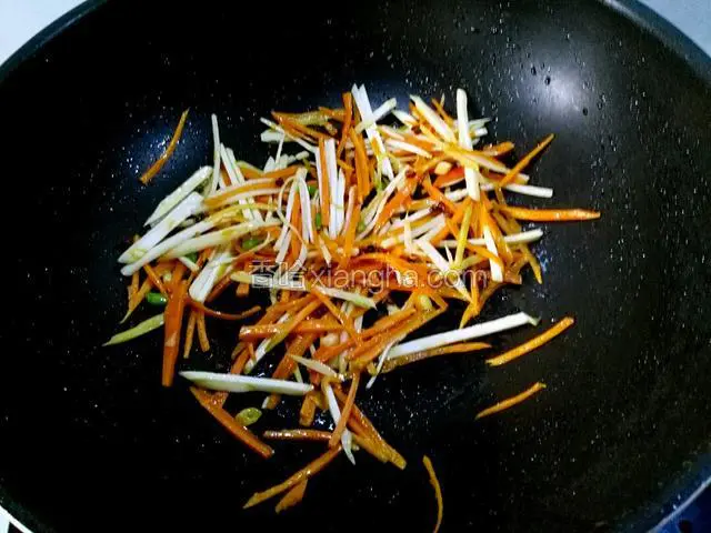 继续煸炒。炒的胡萝卜半熟的样子。