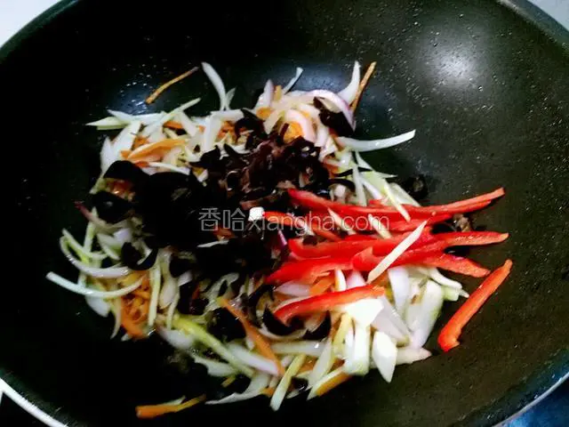 最后放入黑木耳丝，红辣椒丝，撒上少许食盐翻炒均匀，关火。