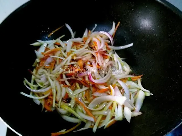 这时可以，放胡椒粉，料酒，米醋，淋上少量清水，让洋葱熟透。