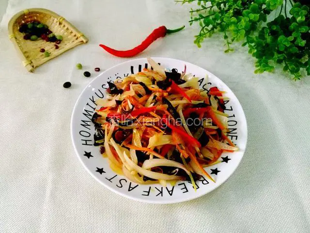 出锅盛入盘里。