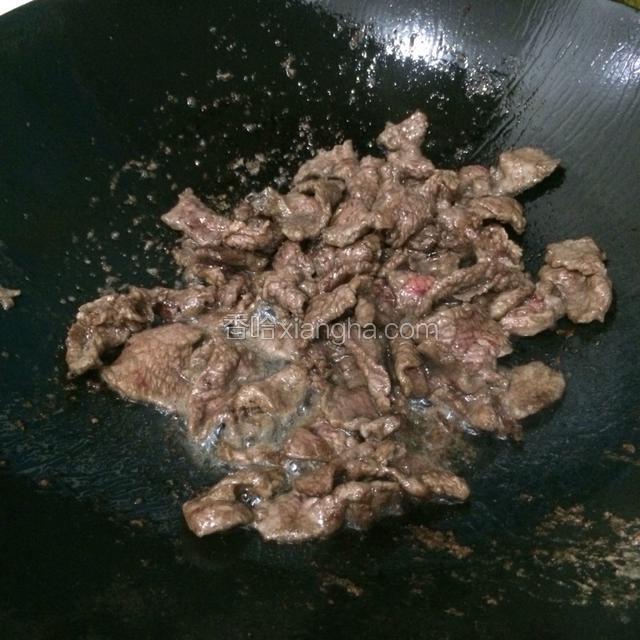 锅热油倒入腌制好的牛肉大火翻炒断生盛盘备用。