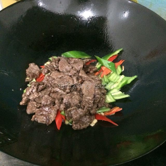 加入翻炒过的牛肉。