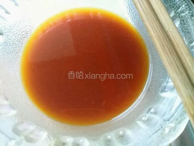 调一个碗汁，放入盐，酱油，蚝油，白糖，米醋，淀粉，加适量清水调匀备用