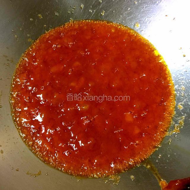 倒入蕃茄酱汁、水淀粉煮至粘稠