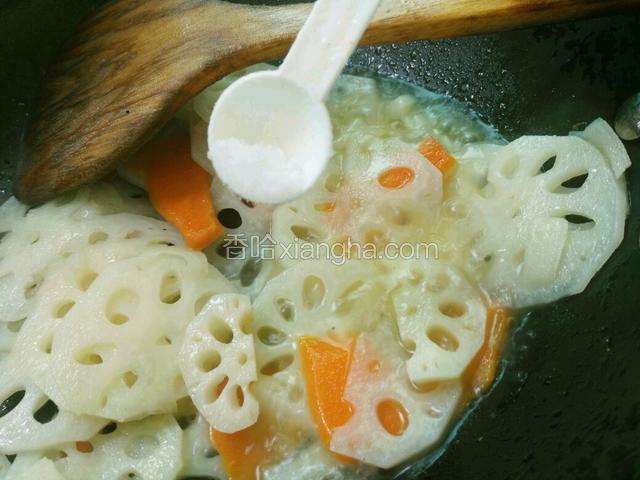 炒熟后加入适量盐、鸡精调味