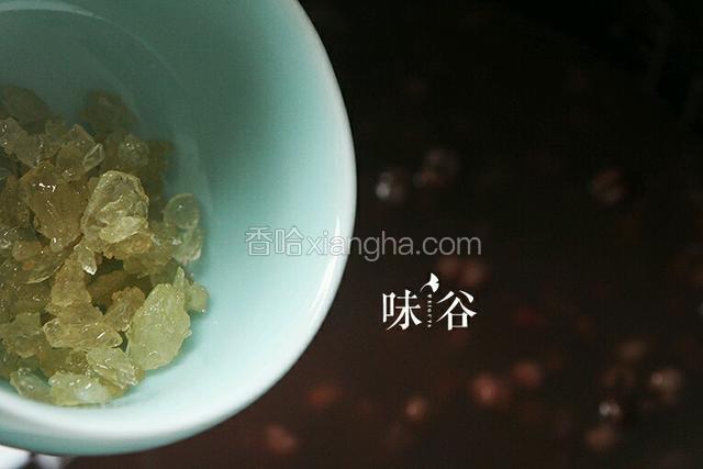 大火煮开后转中小火煮2小时左右，煮至红豆起沙，加入冰糖。