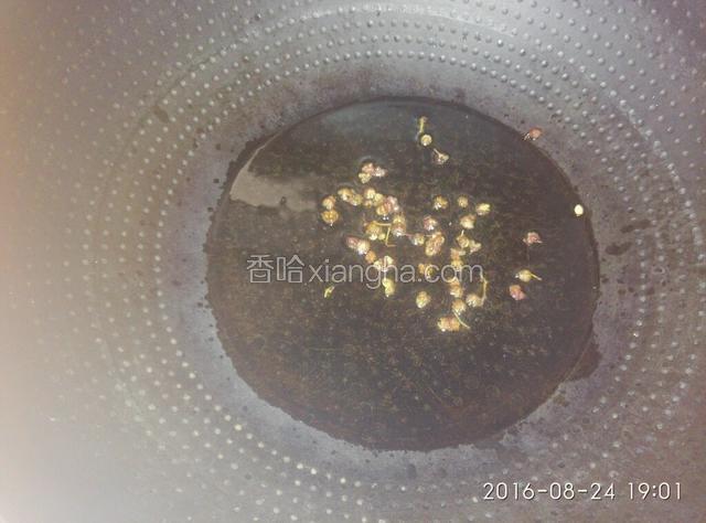 锅里放植物油，油烧至七成，放入花椒粒，炸至颜色变深，捞去花椒粒。