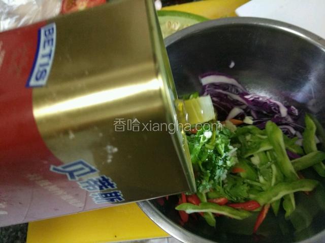 把所有材料导入一个大一点的容器里，加橄榄油，盐搅拌均匀