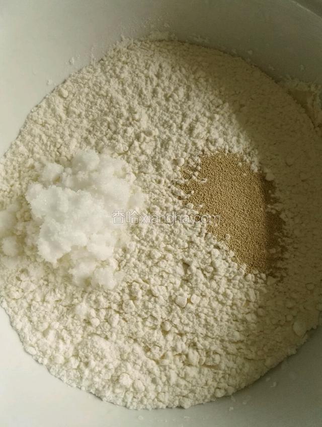 面粉放进容器加入酵母，糖