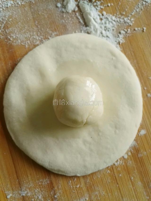 把沾满油的小面团放在面片中间