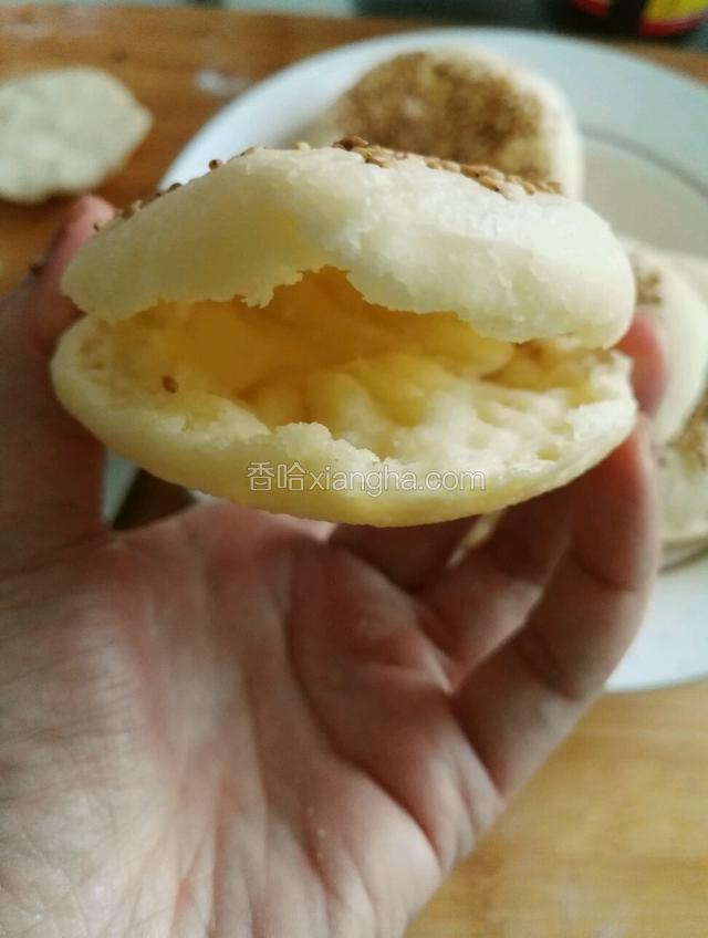等饼起鼓后证明已经熟了，取出后用刀在边上切口子拿出里面的面团，空心烧饼就好了
