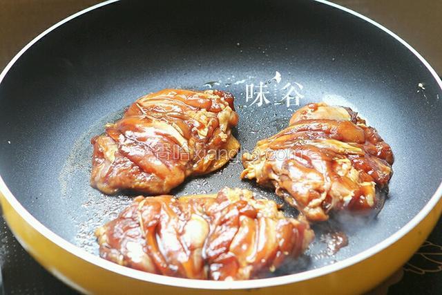 锅内放油，肉皮朝下煎至金黄，注意火候 ，中小火，然后再翻过来煎，鸡腿比较厚，要煎久一点。