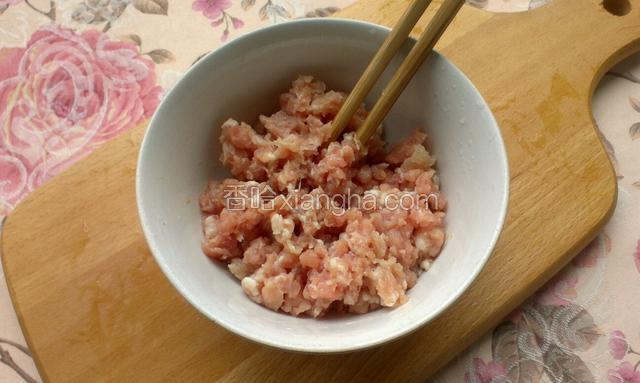 猪肉用绞肉机绞成肉泥，或者用刀剁成肉泥