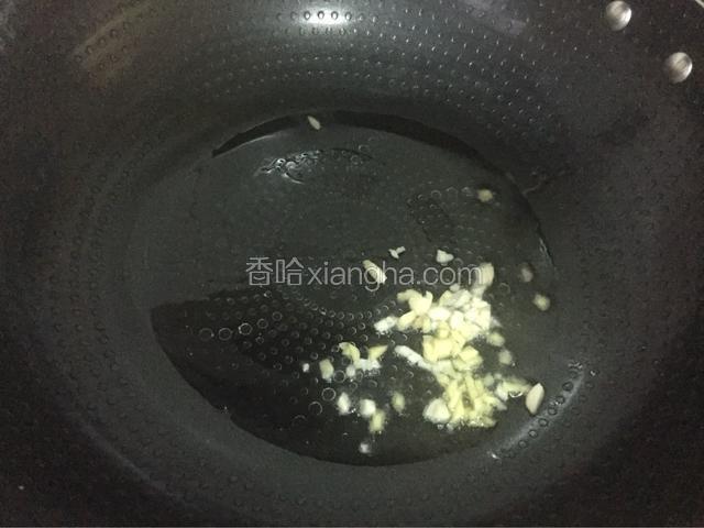 锅中倒入适量的油烧热后放入蒜姜爆香