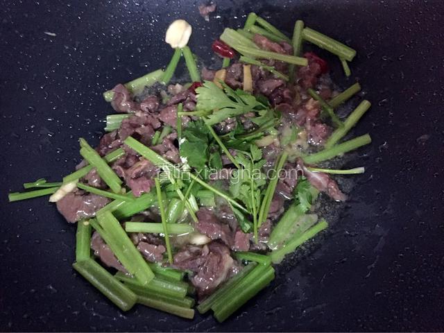 撒上香菜翻炒均匀即可盛出食用