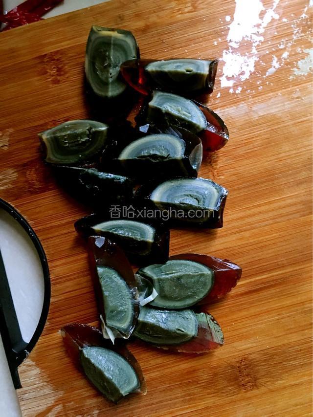 一个皮蛋切成四小块