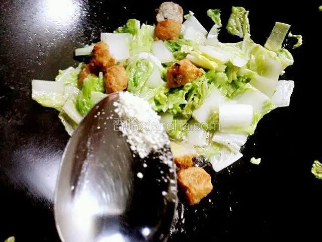 揭锅盖，加鸡精两克炒均出锅，这道美味的白菜炒丸子就成了