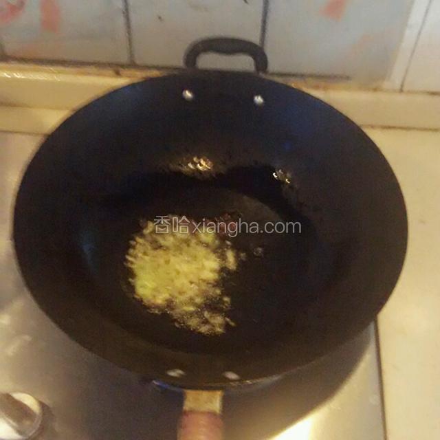 起锅放油烧热，下花椒粒爆香，下葱姜爆香。