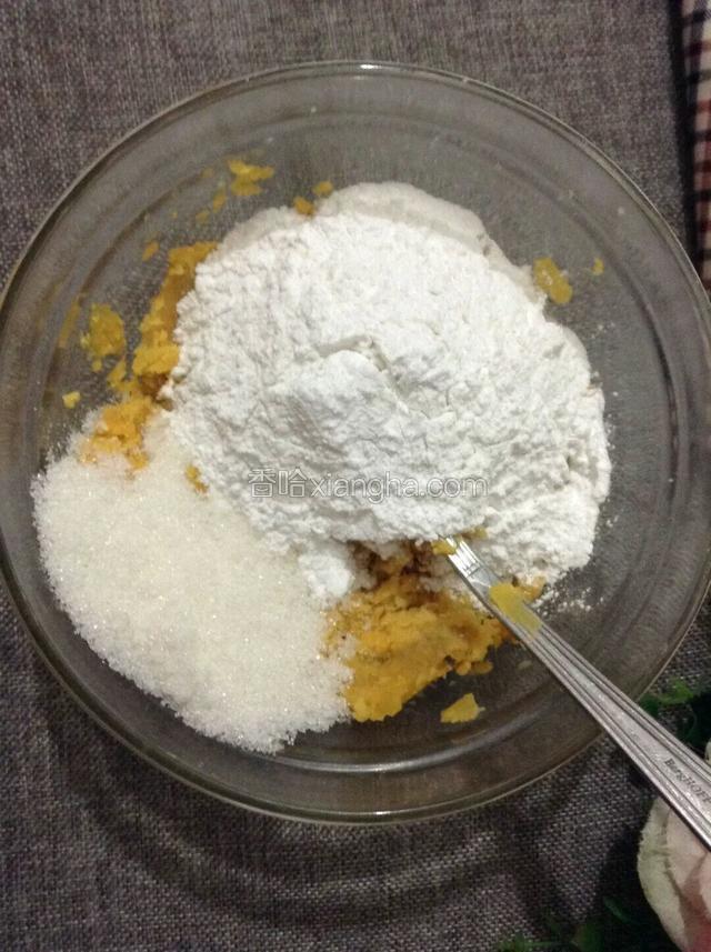 加适量糯米粉和白糖。