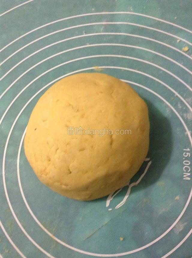 加少许清水揉匀成团。