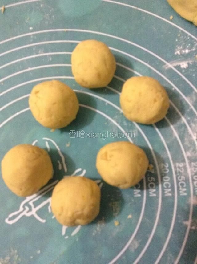 将将面团分成35克重的剂子。
