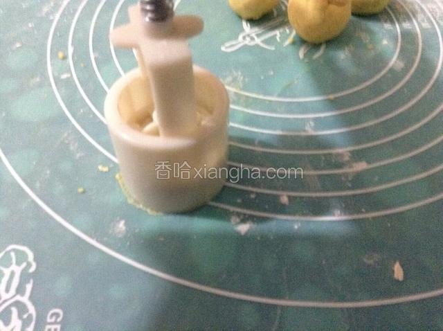 用月饼模按出图形。