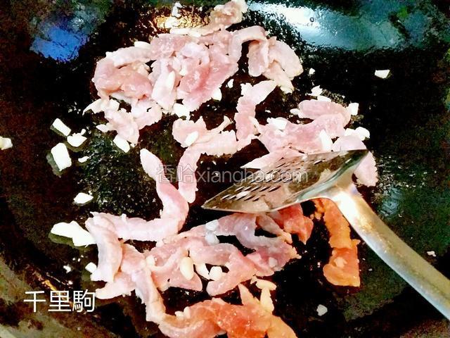 下肉片炒至半熟