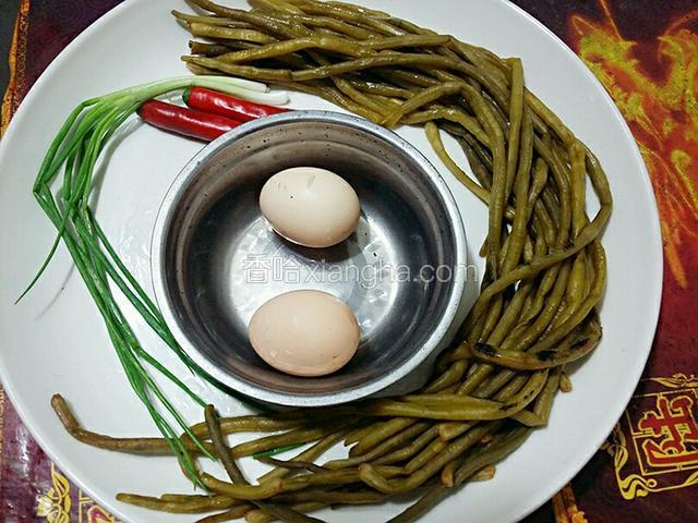准备食材和部分调料，酸豆角洗净，葱去根洗净，红杭椒和鸡蛋清洗干净