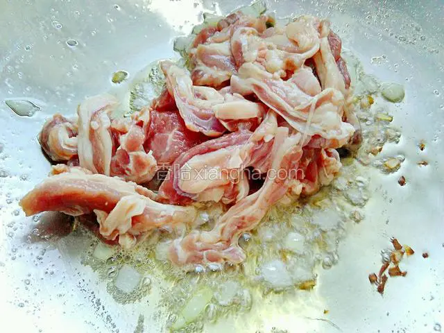 炒至洋葱碎呈现金黄色，倒入羊肉。
