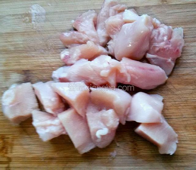 把鸡肉切大块备用。