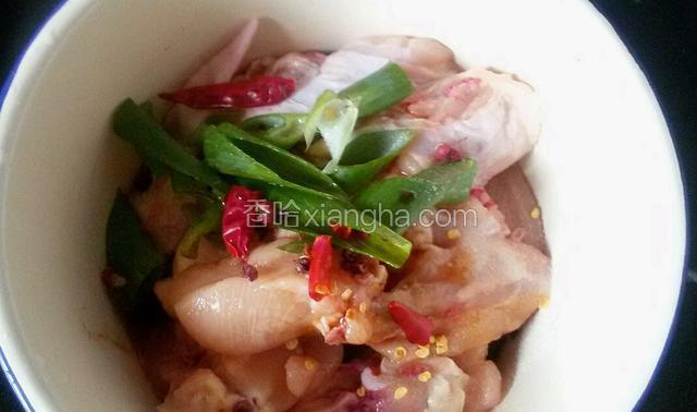 放葱姜干辣椒，盐，花椒，料酒，酱油抓匀腌制30分钟。