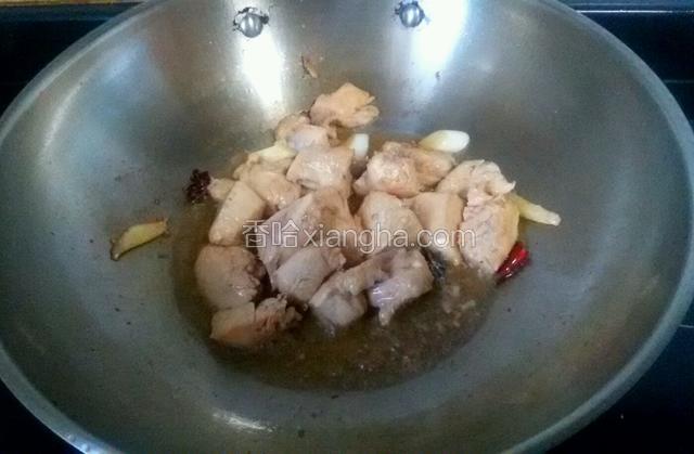 把鸡肉放进去煸炒。