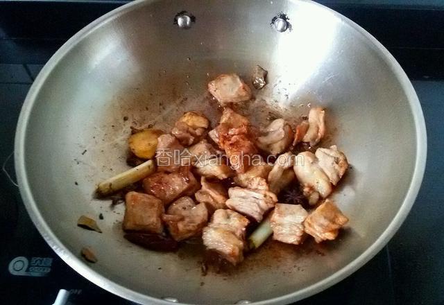 炒出香味后放生抽调味，再放老抽上色。