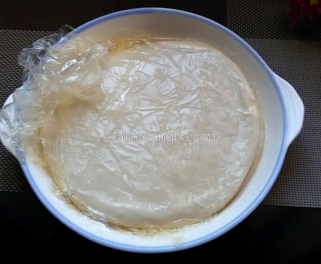 然后擀成面片，两面都抹上油，用保鲜膜盖上再饧一个小时。