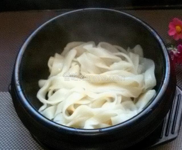 然后把面条捞到碗里。