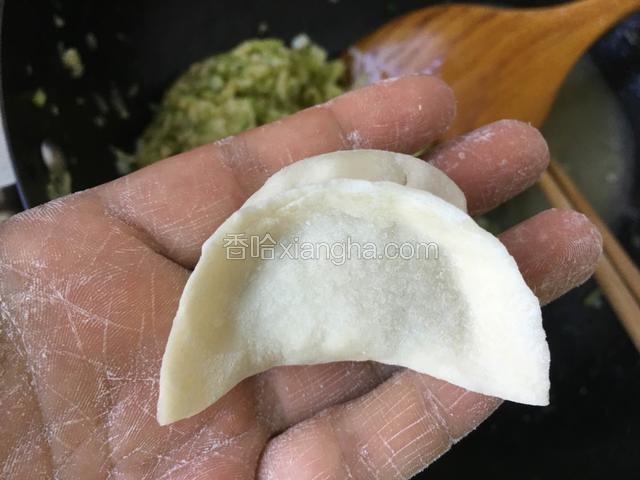 再捏紧饺子皮另一边。一个饺子就捏好了。