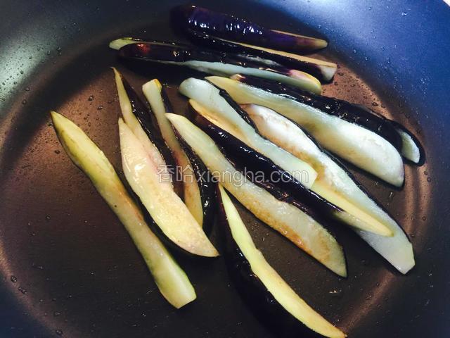 接着再煎茄子肉的部分，每个部分都要让茄子吸收油，这样茄子才会软