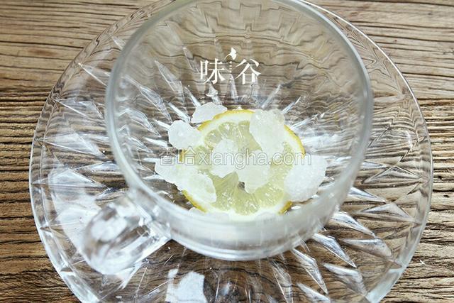 放一到两片柠檬进被子，再放入一些冰糖(冰糖的份量一定要比柠檬的份量要多)按4:6来分配(柠檬4,冰糖6)