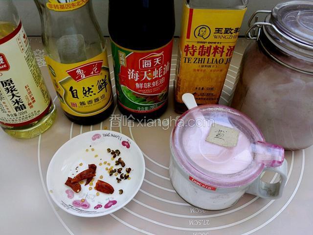 这时把调味料蚝油，自然鲜酱油，糖，白醋，盐，香油，花椒，红辣椒备齐