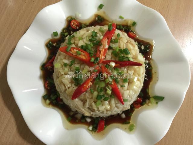 将调味汁倒在金针菇上，撒上切碎的小米椒和香葱碎，完工。