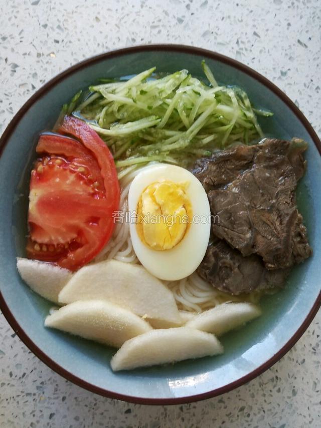 配料铺放在冷面上