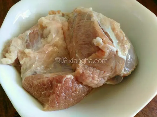 牛肉量好称，用凉水多泡一会，期间要换几次水。把血水泡出去做出来更好吃哦！