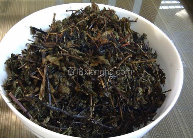 用流水把仙草清洗干净