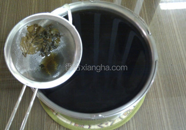 煮好的仙草汁过筛，倒出三分之一仙草汁放冰箱冷藏备用